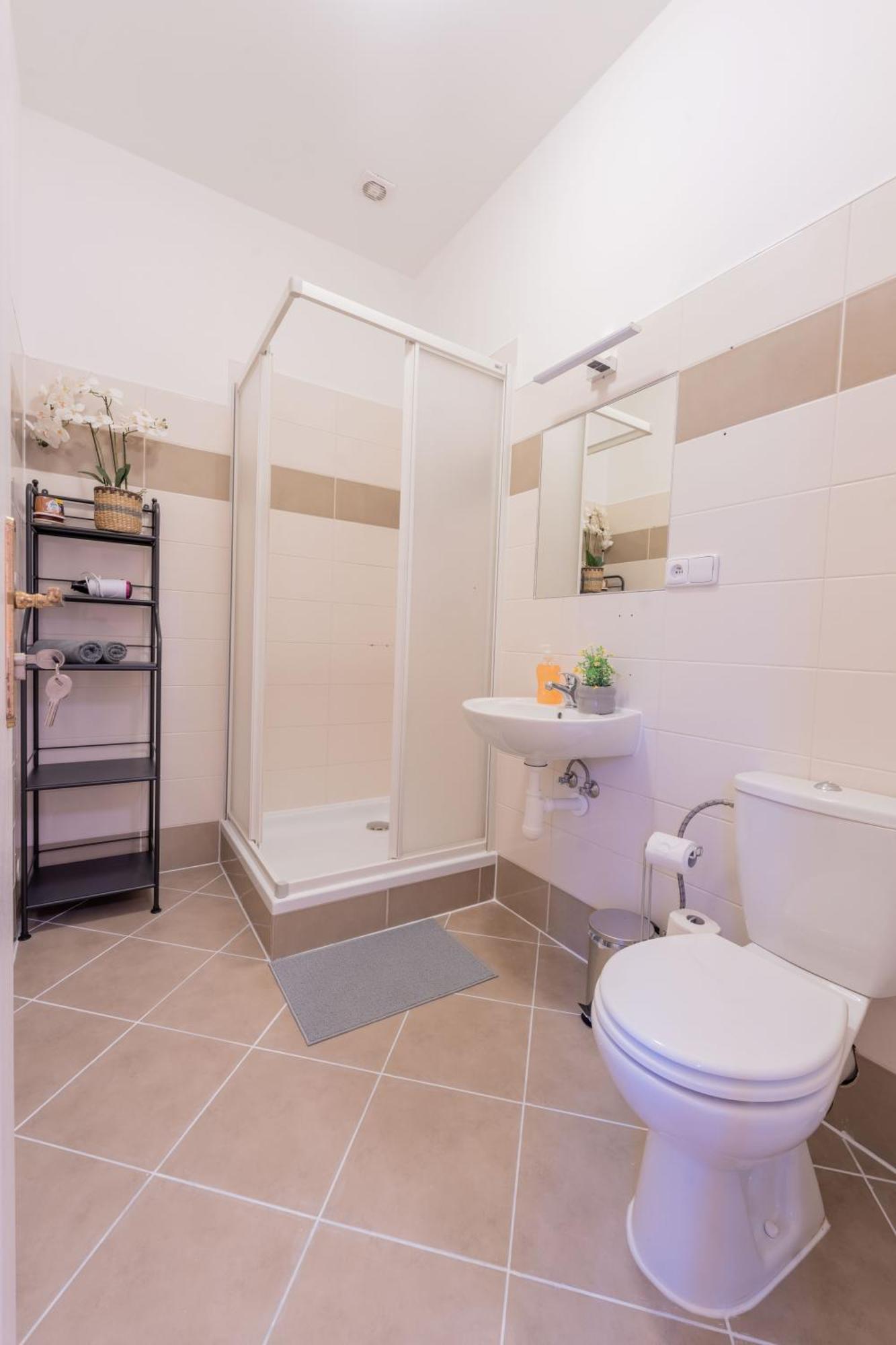 Stellar Female Hostel Прага Екстериор снимка